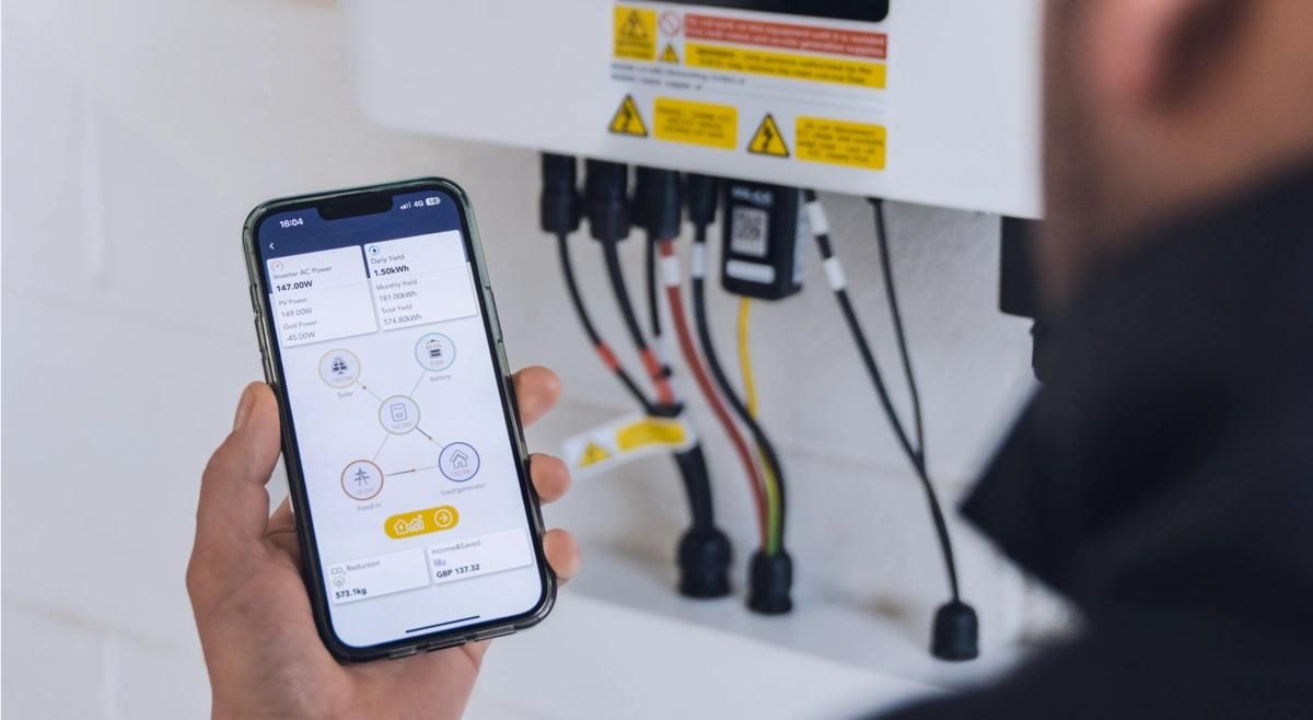 Tecnico che controlla l’impianto tramite app sullo smartphone